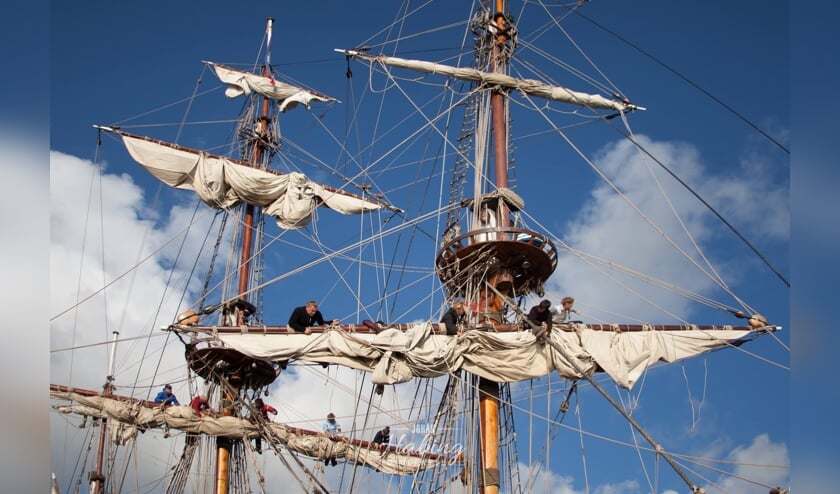 "Acrobaten uit Rusland", schrijft Johan Habing bij deze foto van de Russische driemaster SHTANDART, die deze week in haven van Oudeschild lag.