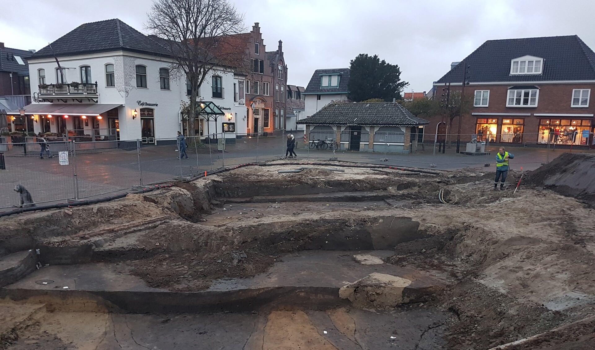 Naast elkaar de sporen van twee grachten van de vroegere ringburgwal in Den Burg.