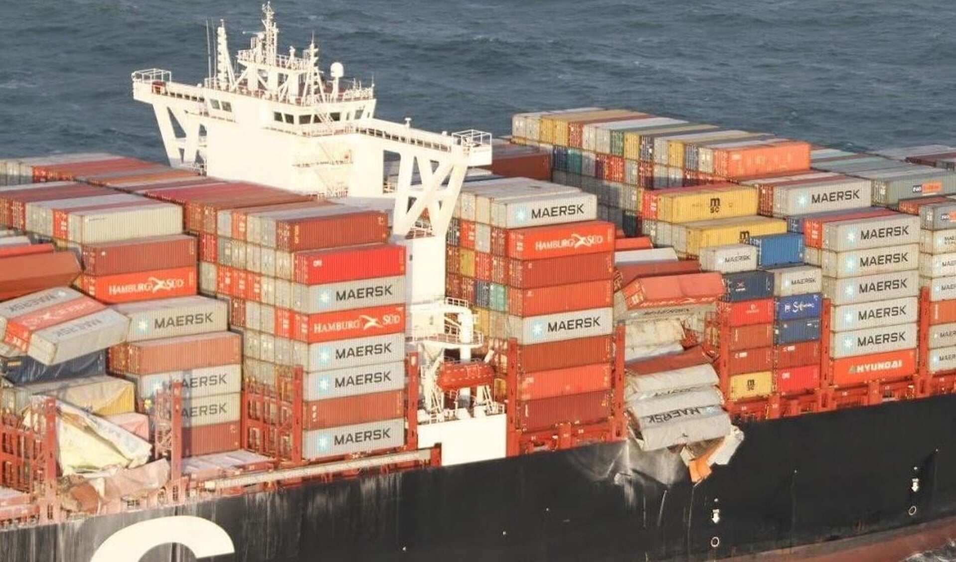 Foto van de MSC Zoë waarop te zien is dat er een serie containers overboord zijn gegaan.