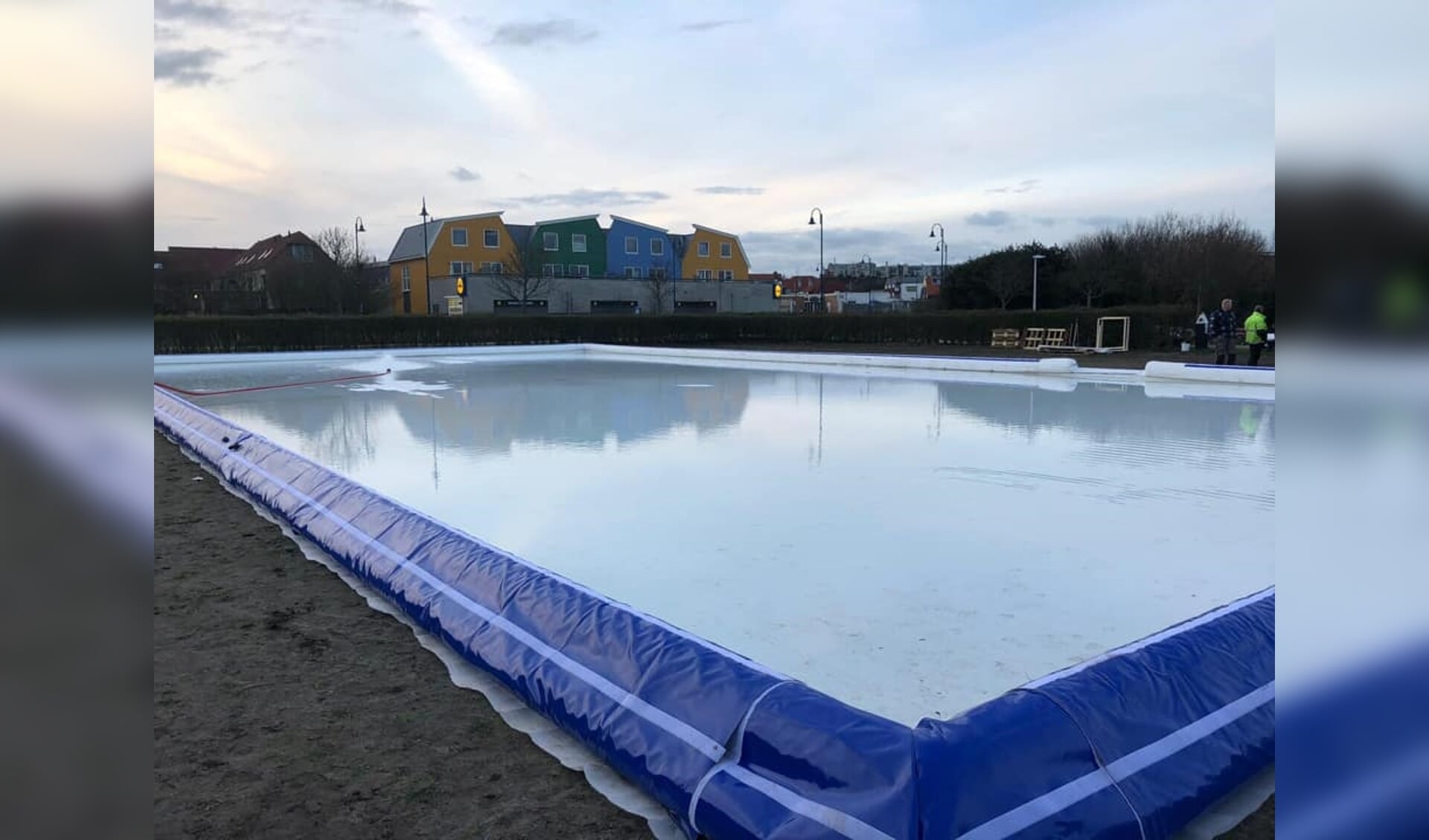 De nieuwe ijsbaan in De Koog, klaar voor de vorst.