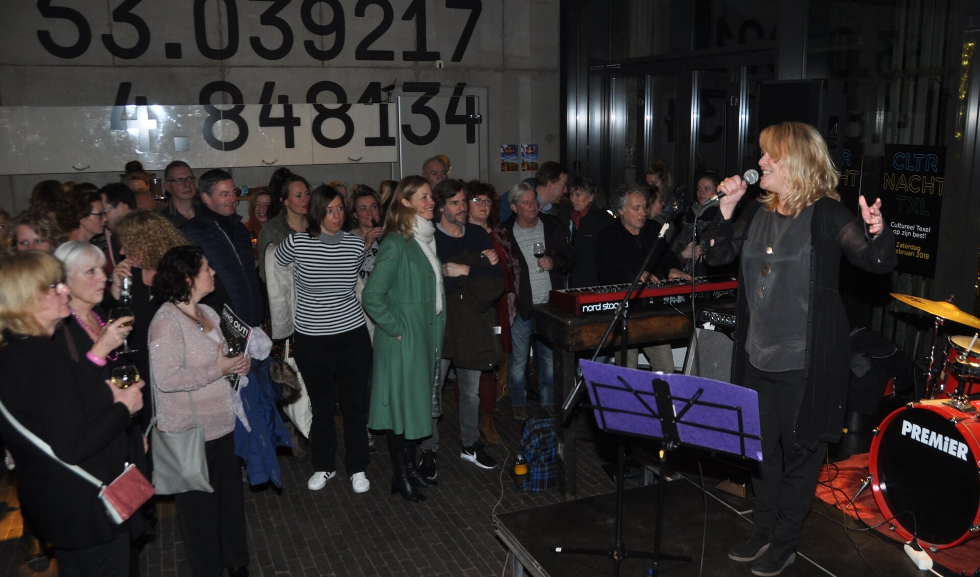 Optreden van de band DAAN met Danielle de Lussanet tijdens de eerste Cultuurnacht in Oudeschild.