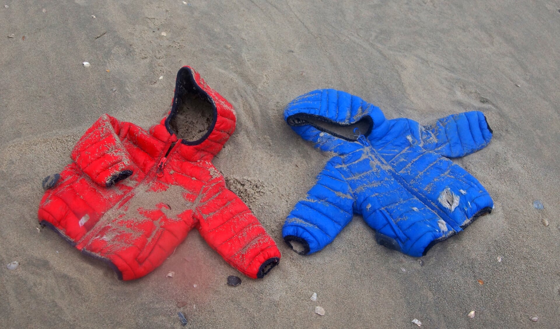 Aangespoelde jassen van de MSC Zoë op het strand bij Paal 8.