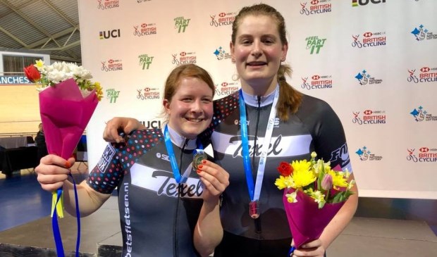 Larissa Klaassen en Imke Brommer in Manchester.
