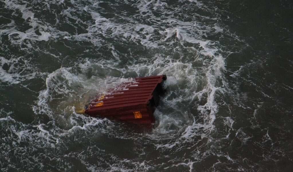 Een van de 277 overboord geslagen containers van de MSC Zoë.