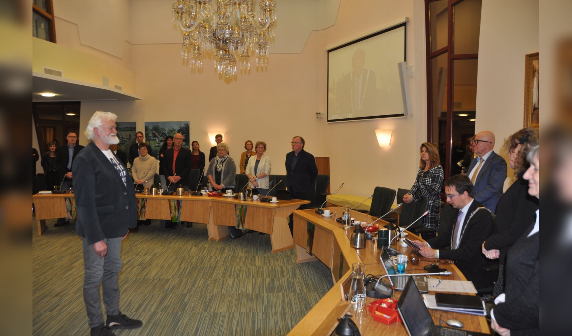 Burgemeester Uitdehaag installeert Jaap Vlaming als wethouder.