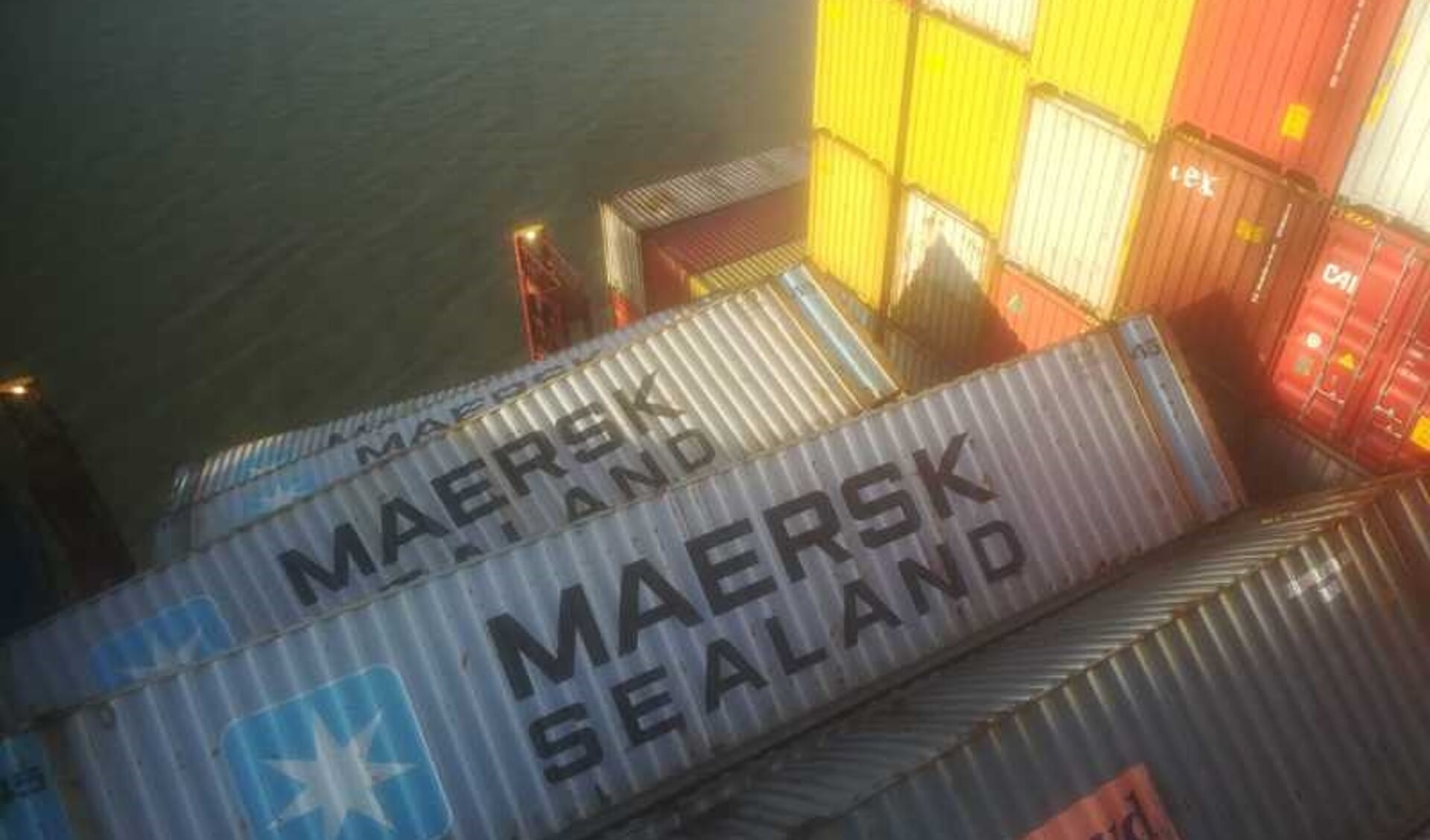 Door elkaar liggen containers aan boord van de Zoë.