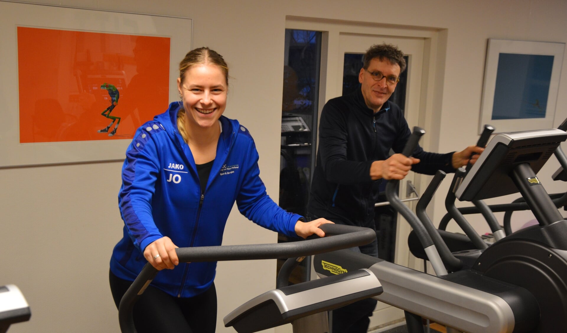 Judith Oostra, student Sport en Beweging, organiseert de informatiemarkt en Freerk Broekstra.  