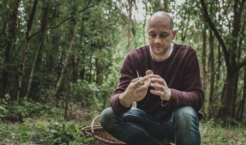 Chef Joram Timmerman van Het Kook Atelier opzoek naar verse ingrediënten in het Texelse bos.