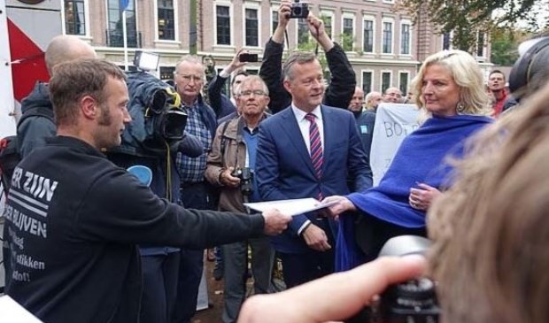 Overhandiging van de petitie maandag aan gedeputeerde Esther Rommel.