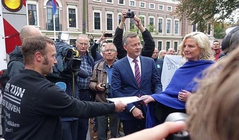 Overhandiging van de petitie maandag aan gedeputeerde Esther Rommel.