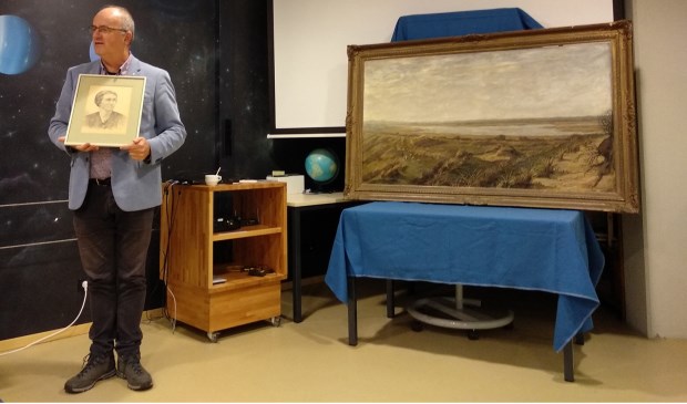Arthur Oosterbaan toont de door Van Boxel ondertekende tekening van mevrouw Epe, rechts het schilderij van De Muy