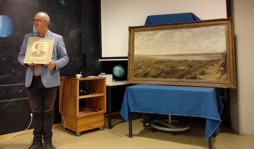 Arthur Oosterbaan toont de door Van Boxel ondertekende tekening van mevrouw Epe, rechts het schilderij van De Muy