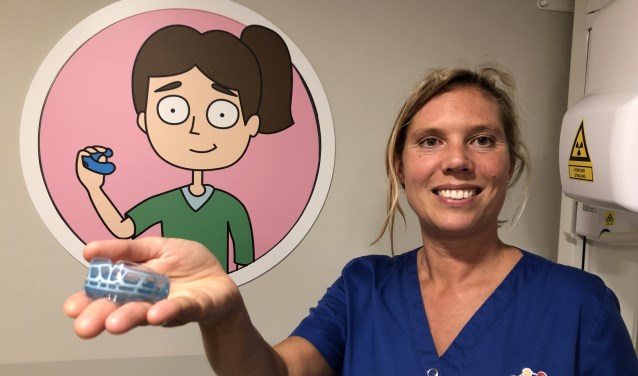 Tandartsassistente Kim Gademan met de Myobrace.