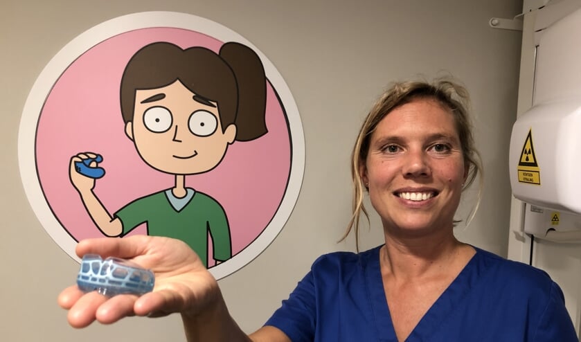 Tandartsassistente Kim Gademan met de Myobrace.