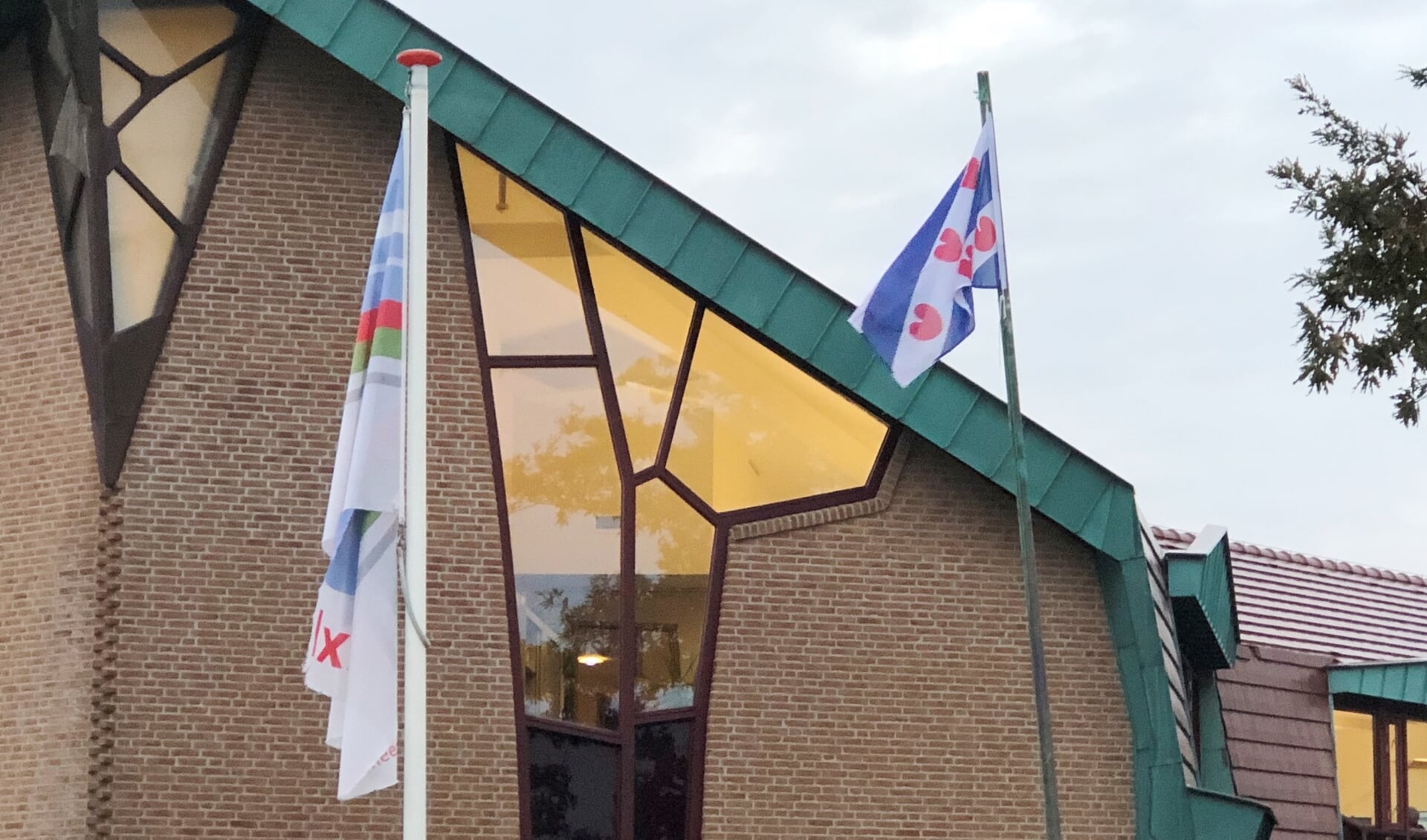 De Friese vlag wappert woensdag onder meer bij het gemeentehuis.