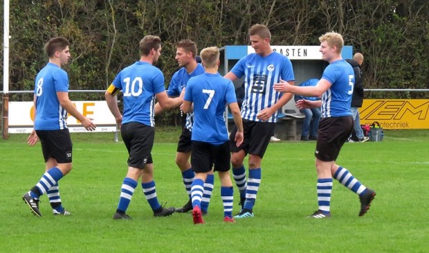 ZDH-spelers feliciteren elkaar na een van de treffers.