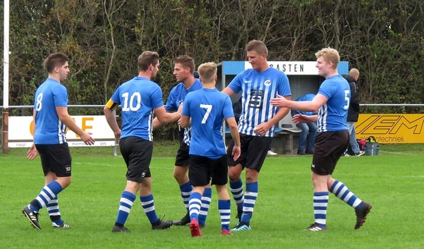 ZDH-spelers feliciteren elkaar na een van de treffers.