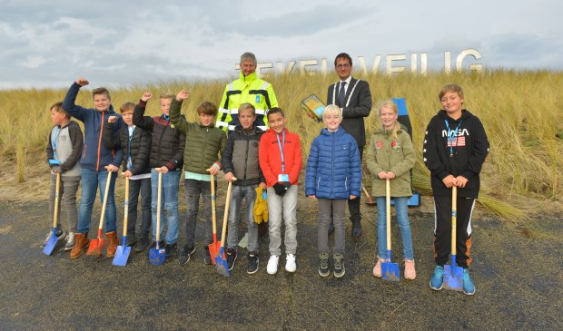 Kinderen van De Bruinvis samen met burgemeester Michiel Uitdehaag en dijkgraaf Luc Kohsiek.