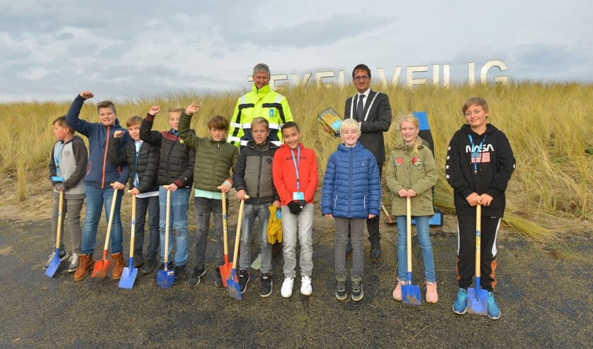 Kinderen van De Bruinvis samen met burgemeester Michiel Uitdehaag en dijkgraaf Luc Kohsiek.