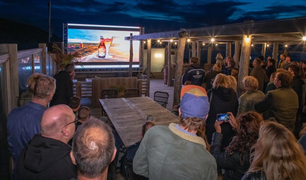 De presentatie van het nieuwe bier op het terras van Gastropaviljoen XV.