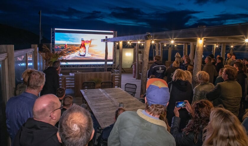 De presentatie van het nieuwe bier op het terras van Gastropaviljoen XV.