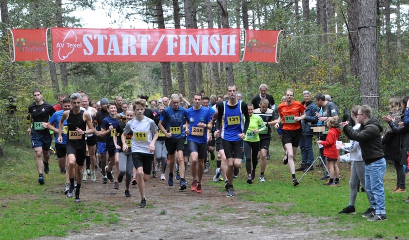 Start van de eerste crossloop van het seizoen in De Dennen.