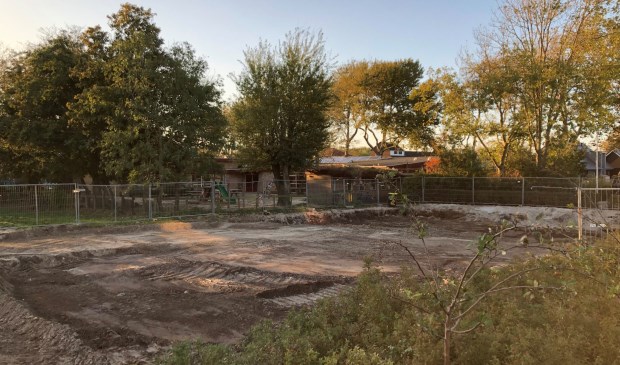 Het terrein waar tot vorige week de Beatrixzaal stond met op de achtergrond de Vrije School.
