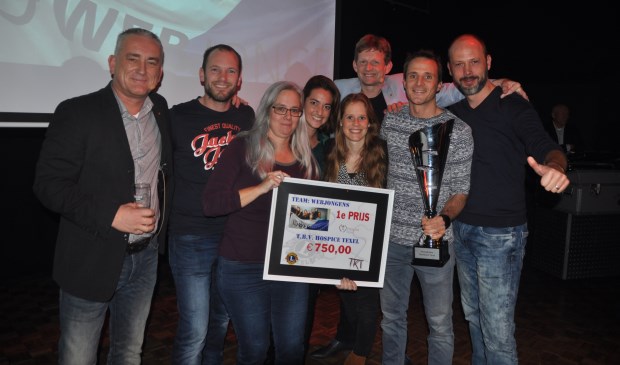 Het winnende team van De Webjongens met links Bart de Vries, één van de organisatoren van de Teamkwis.
