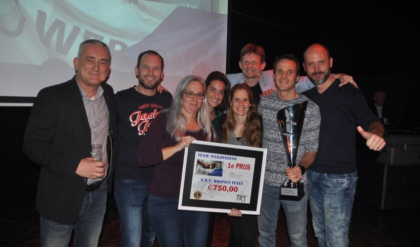 Het winnende team van De Webjongens met links Bart de Vries, één van de organisatoren van de Teamkwis.