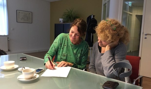 Sjakkelien Klaassen en Pieternel Geurtz ondertekenen de stichtingsakte bij de notaris.