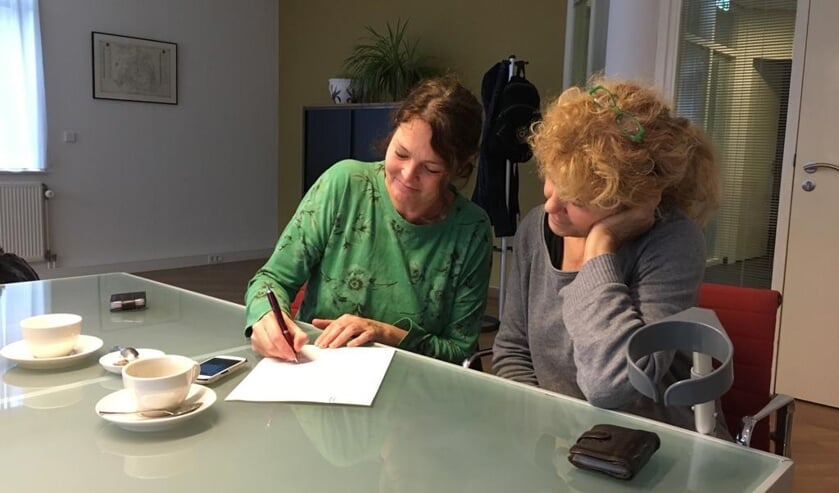 Sjakkelien Klaassen en Pieternel Geurtz ondertekenen de stichtingsakte bij de notaris.