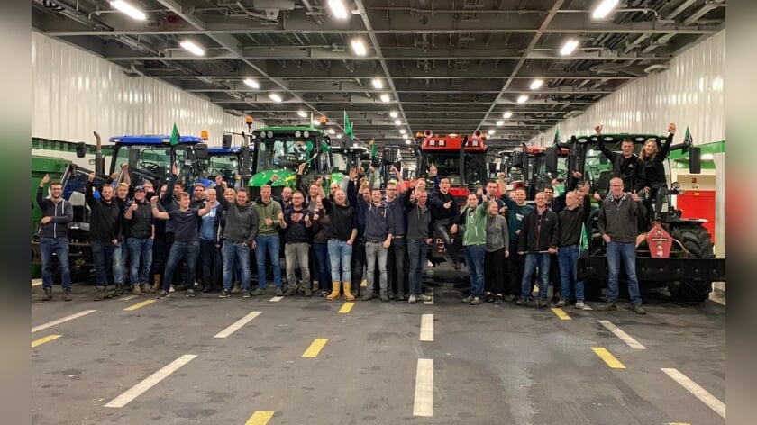 De jonge Texelse boeren met de trekkers aan boord van de boot.