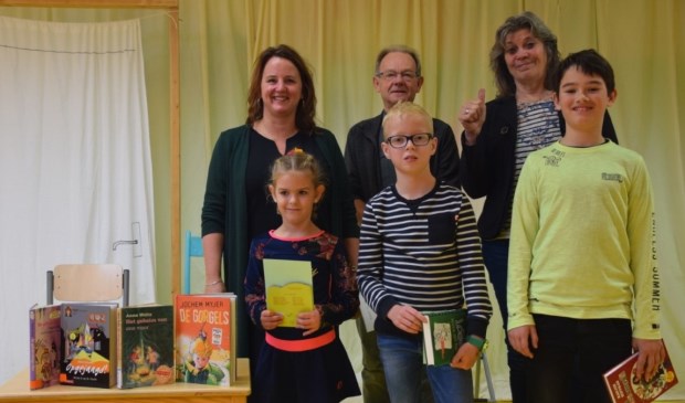 Winnaars en juryleden van de voorleeswedstrijd.