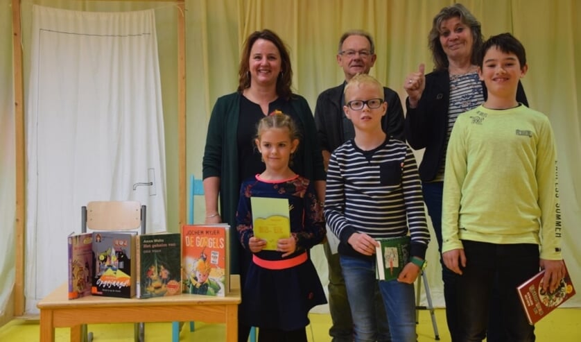 Winnaars en juryleden van de voorleeswedstrijd.