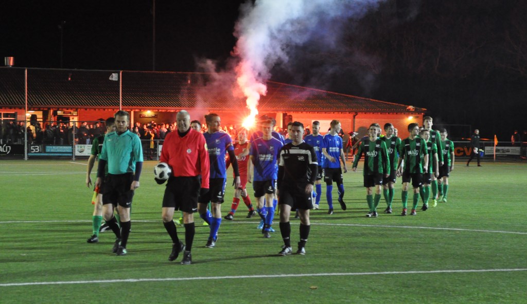 Begeleid door vuurwerk komen de spelers van Texel en De Koog het veld op.