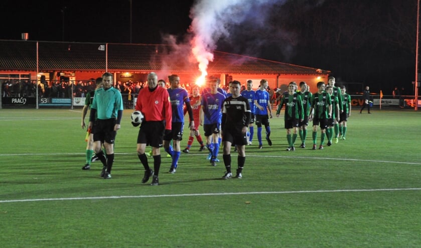Begeleid door vuurwerk komen de spelers van Texel en De Koog het veld op.