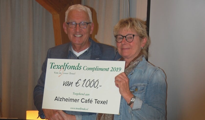 Voorzitter Jan Beijert overhandigt Liesbeth Rijk het Texelfonds Compliment 2019.