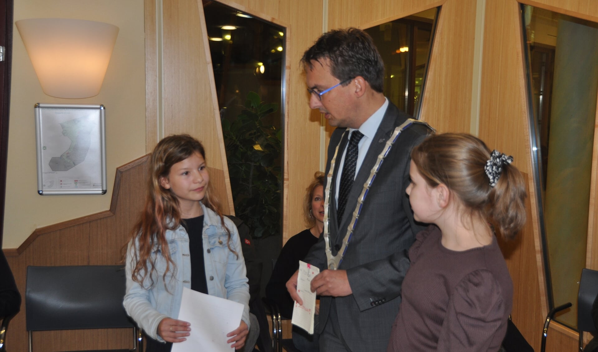 Bloem van der Velde en Rianne Witte overhandigen de handtekeningen aan burgemeester Uitdehaag.