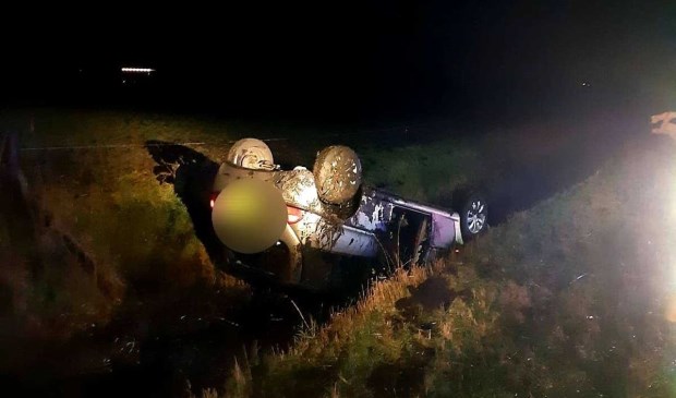 De auto in de sloot langs de Nieuwlanderweg.