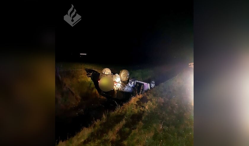 De auto in de sloot langs de Nieuwlanderweg.