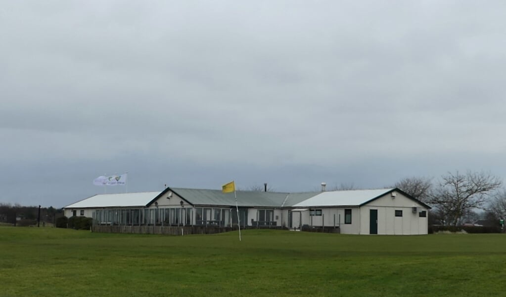 Het Hanenhuus, het huidige clubhuis van golfbaan De Texelse gaat vervangen worden.