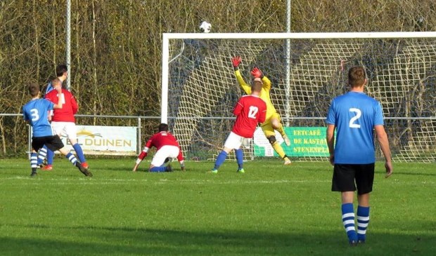Nummer 3 Joost Boekel scoort met een geplaatst schot 1-0.