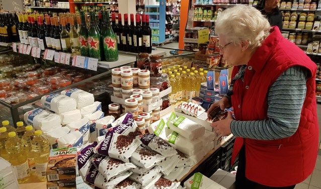 Ria van der Vis bij de producten voor Oost-Europa.
