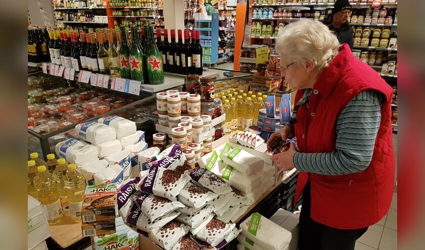 Ria van der Vis bij de producten voor Oost-Europa.