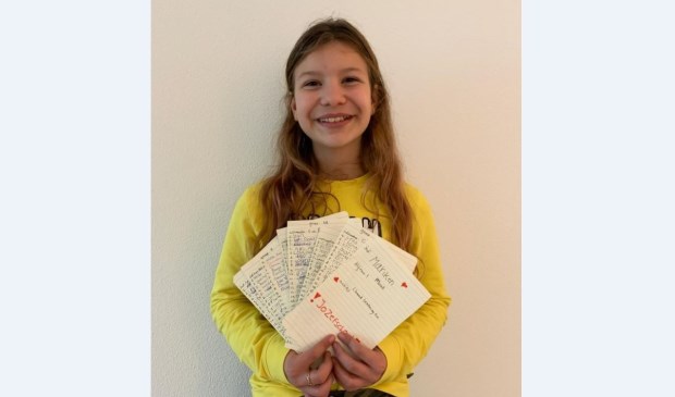 Bloem van der Velde met de opgehaalde handtekeningen.