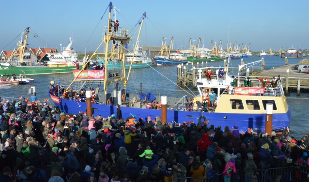 Sinterklaas arriveert in de haven van Oudeschild.