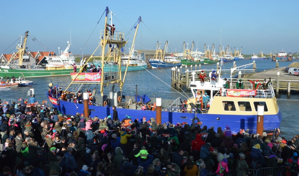 Sinterklaas arriveert in de haven van Oudeschild.