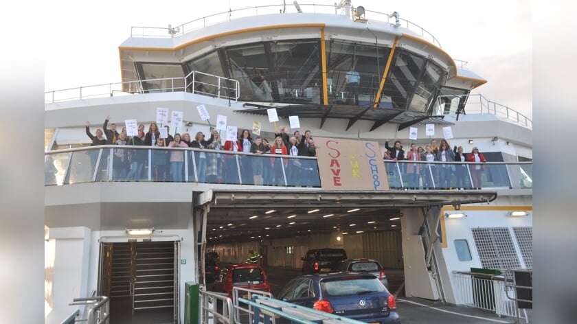 Leerkrachten voeren actie op de boot.