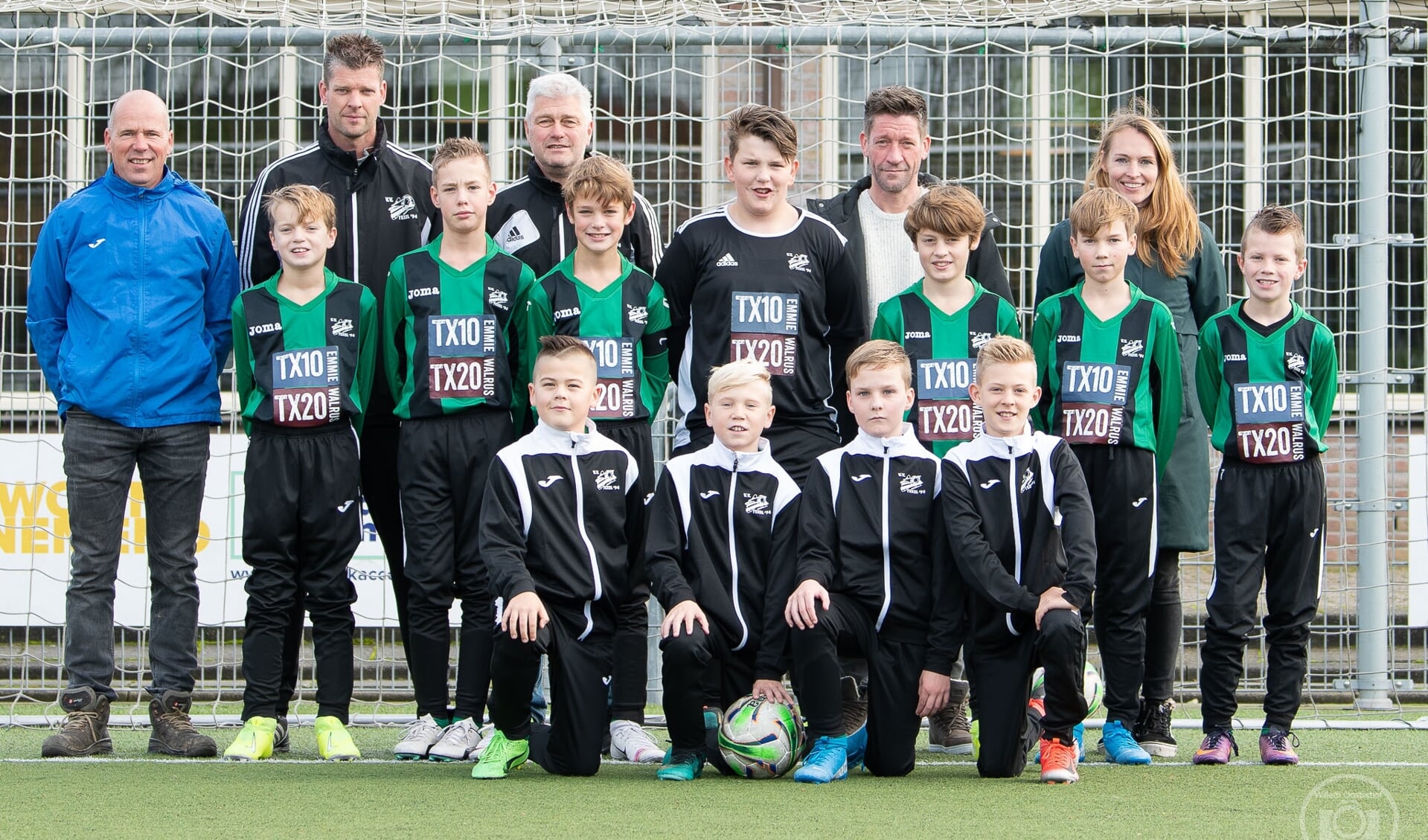 Spelers en begeleiders van JO12-1 met de nieuwe kleding.