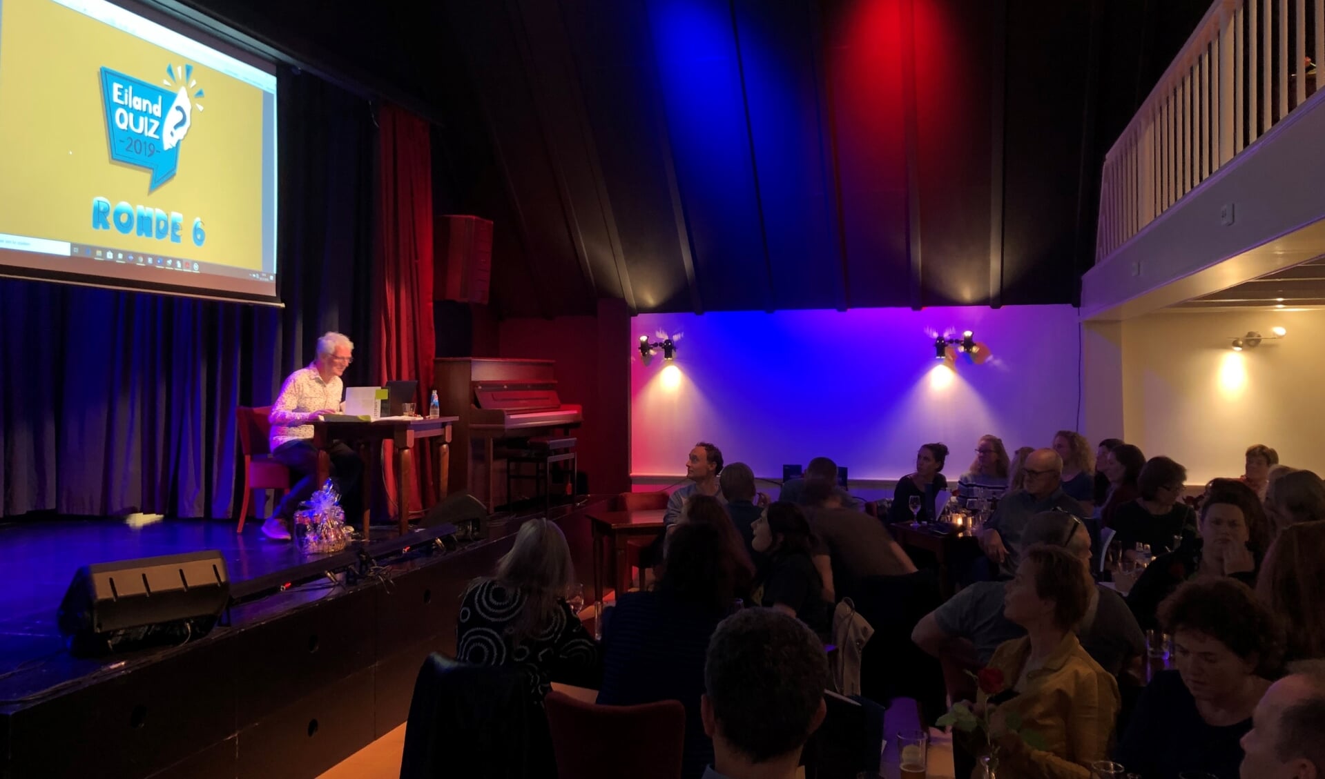 Henk Slikker presenteert de Eilandquiz 2019.